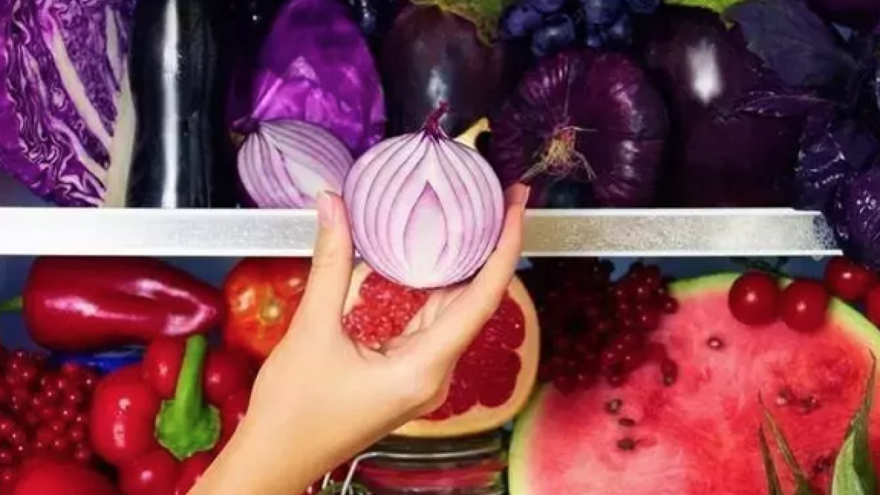 Buzdolabının sebzelik kısmına koymak yetiyor! Sebze meyvelerin çürümesini önlüyor, 1 hafta tazelik sağlıyor!