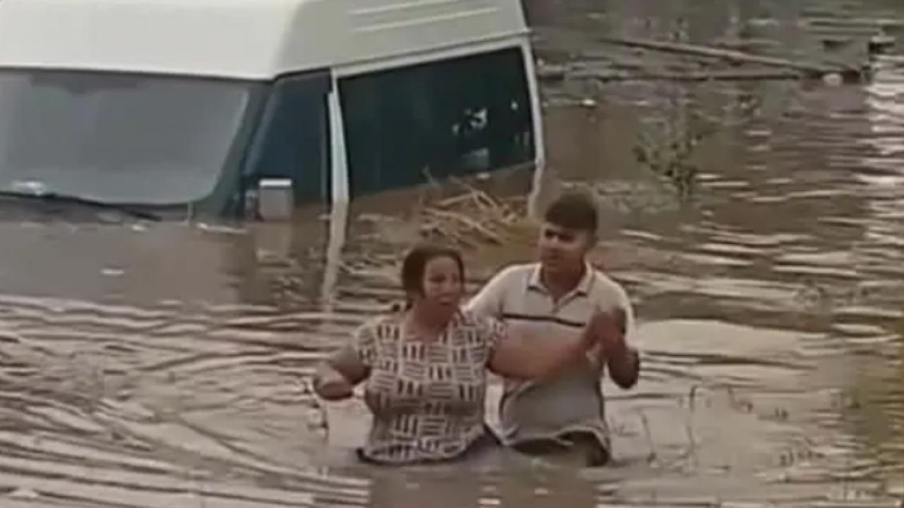 Cadde ve evleri su bastı! İki ilde hayat felç oldu!