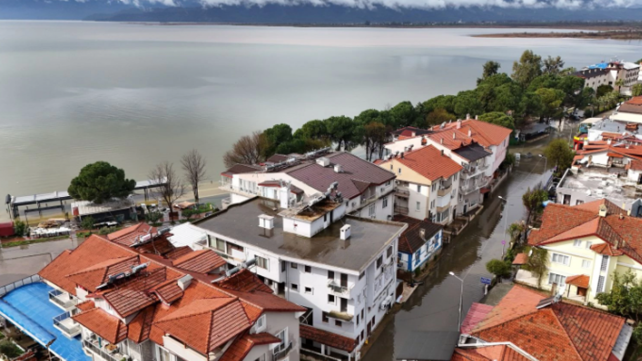 Cadde ve sokakları su bastı! CHP'li o ilçe Venedik'e döndü