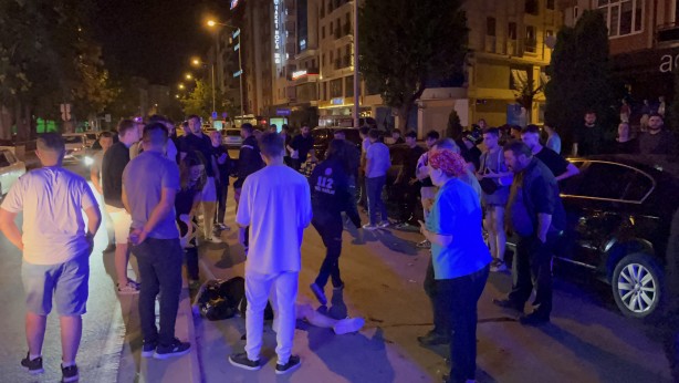 Foto - Caddeden karşıya geçen yayalara motosiklet çarptı