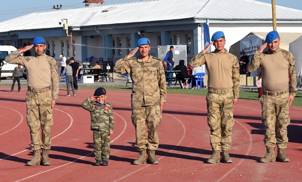 Çadır kentte kalan minik Yusuf askerlerin yanından hiç ayrılmıyor