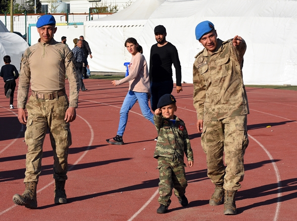 Foto - Çadır kentte kalan minik Yusuf askerlerin yanından hiç ayrılmıyor