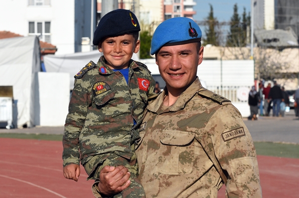 Foto - Çadır kentte kalan minik Yusuf askerlerin yanından hiç ayrılmıyor