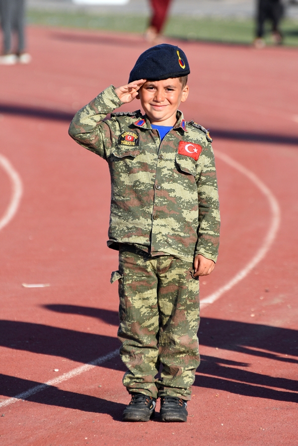 Foto - Çadır kentte kalan minik Yusuf askerlerin yanından hiç ayrılmıyor