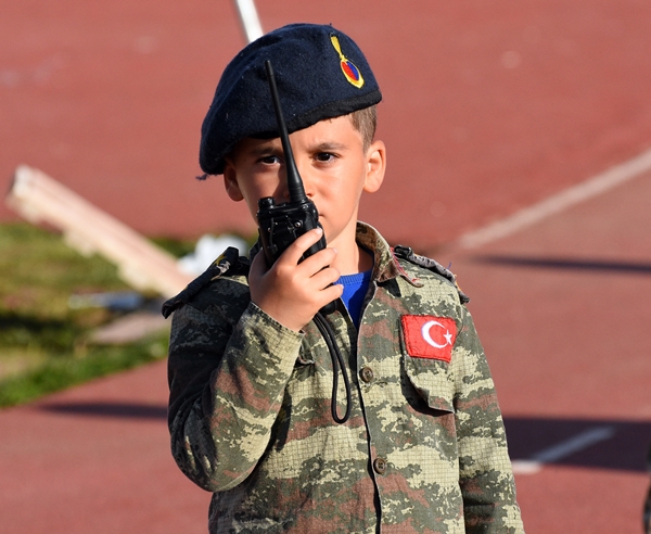 Foto - Çadır kentte kalan minik Yusuf askerlerin yanından hiç ayrılmıyor