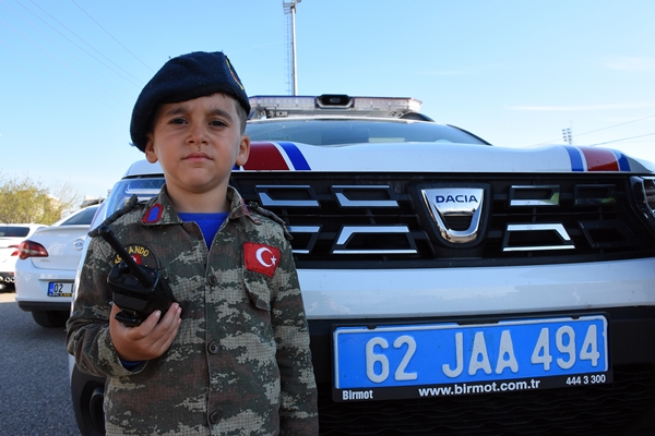 Foto - Çadır kentte kalan minik Yusuf askerlerin yanından hiç ayrılmıyor