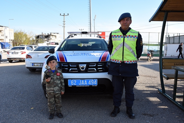 Foto - Çadır kentte kalan minik Yusuf askerlerin yanından hiç ayrılmıyor