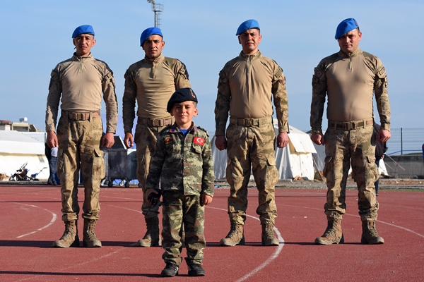 Foto - Çadır kentte kalan minik Yusuf askerlerin yanından hiç ayrılmıyor