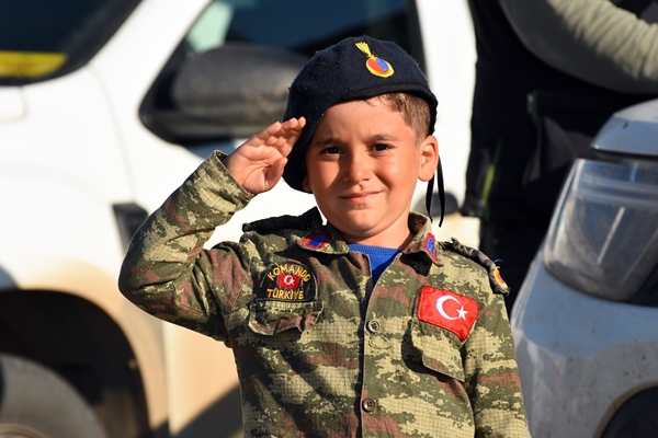 Foto - Çadır kentte kalan minik Yusuf askerlerin yanından hiç ayrılmıyor