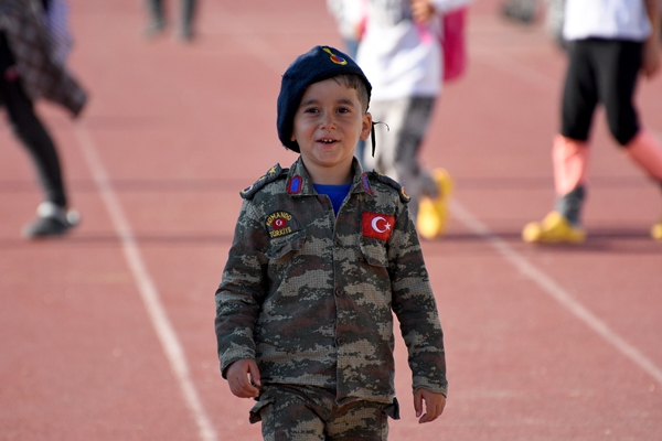 Foto - Çadır kentte kalan minik Yusuf askerlerin yanından hiç ayrılmıyor