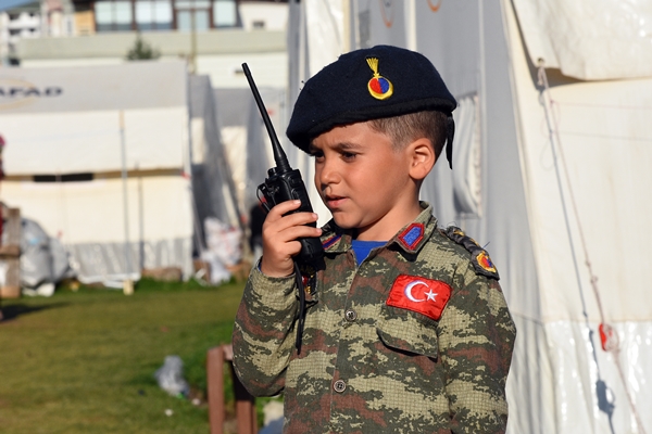 Foto - Çadır kentte kalan minik Yusuf askerlerin yanından hiç ayrılmıyor