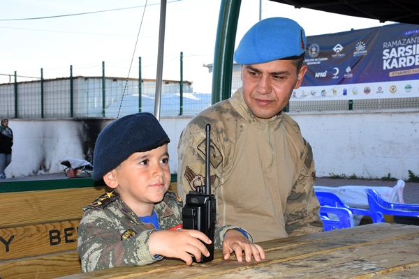 Foto - Çadır kentte kalan minik Yusuf askerlerin yanından hiç ayrılmıyor