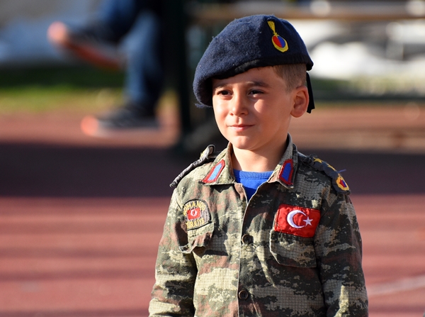 Foto - Çadır kentte kalan minik Yusuf askerlerin yanından hiç ayrılmıyor