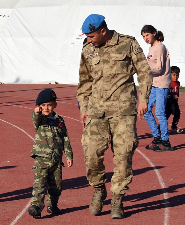 Foto - Çadır kentte kalan minik Yusuf askerlerin yanından hiç ayrılmıyor