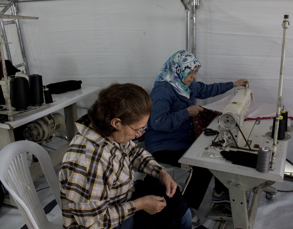 Foto - Çadır kentte yaşayan kadınlar depremzedeler için kolları sıvadı