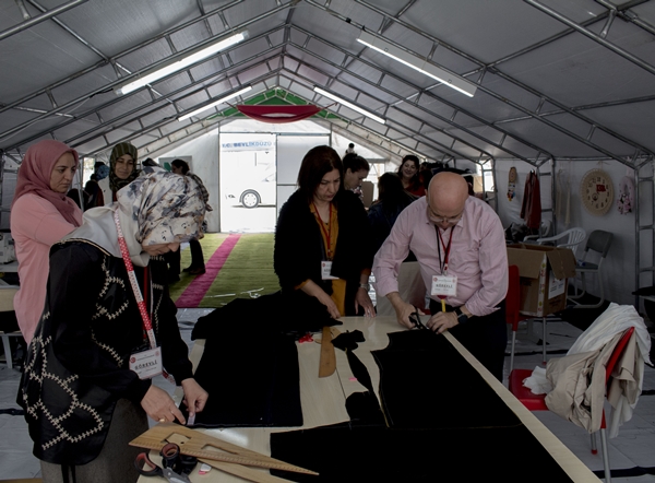 Çadır kentte yaşayan kadınlar depremzedeler için kolları sıvadı
