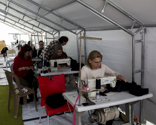 Foto - Çadır kentte yaşayan kadınlar depremzedeler için kolları sıvadı