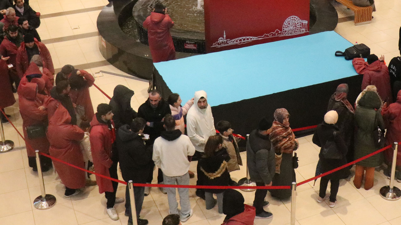 Çadır kurup sabahladılar! İndirim çılgınlığı izdihama yol açtı