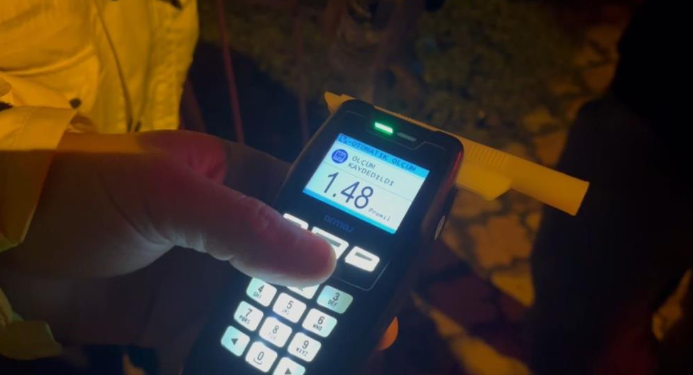 Foto - Çağdaşlıktan anladıkları bu! Ayyaşlar polisi çileden çıkarttı!