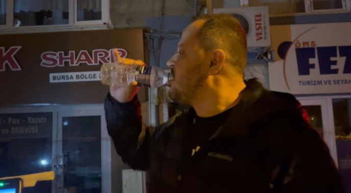 Çağdaşlıktan anladıkları bu! Ayyaşlar polisi çileden çıkarttı!