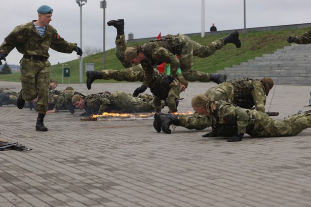 Çağrı yapıldı! Belarus'ta askeri birliklere sevkiyat