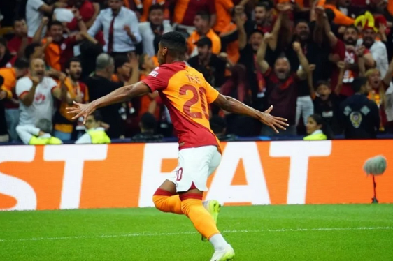 Foto - Çakma Ronaldinho geldiği gibi gitti! Büyük balon fena 'tısssss'ladı...