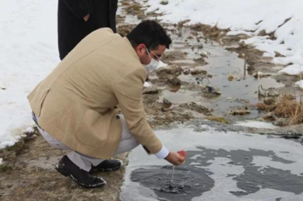 Foto - Çakmağı çakar çakmaz alev aldı! Yanan su görenleri şaşırtıyor...