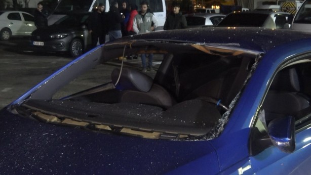 Foto - Çakmak gazı bomba gibi patladı! Otomobilin içinde yaptıkları...