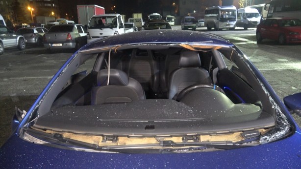 Foto - Çakmak gazı bomba gibi patladı! Otomobilin içinde yaptıkları...