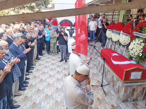 Çakmak, ulvî makâmına uğurlandı: Devlet ve millet şehidimizin cenazesinde saf tuttu