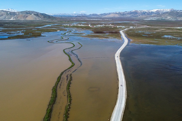 Çaldıran Ovası'nda araziler su altında kaldı
