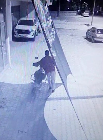 Foto - Çalınmasın diye kameranın önüne koydu! Motosiklet 50 saniye içinde çalındı
