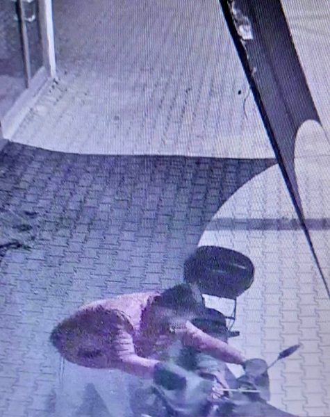 Foto - Çalınmasın diye kameranın önüne koydu! Motosiklet 50 saniye içinde çalındı