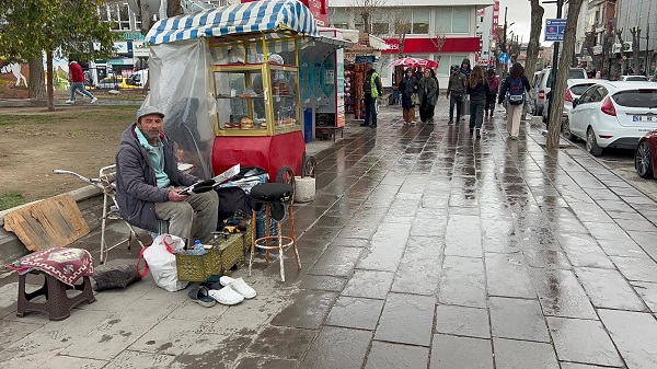 Foto - Çalışmak zor diyenlere! Ayakkabı boyayarak ev sahibi olup çocuklarını okuttu