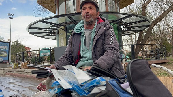 Foto - Çalışmak zor diyenlere! Ayakkabı boyayarak ev sahibi olup çocuklarını okuttu