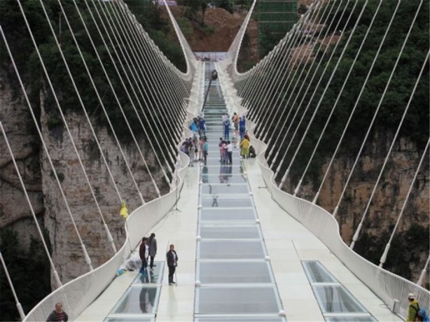 Foto - Cam köprüye tuhaf dayanıklılık testi