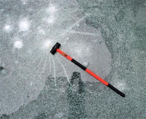 Foto - Cam köprüye tuhaf dayanıklılık testi