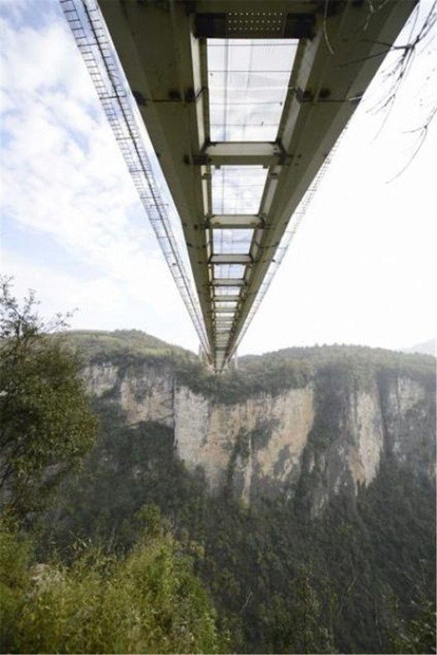 Foto - Cam köprüye tuhaf dayanıklılık testi