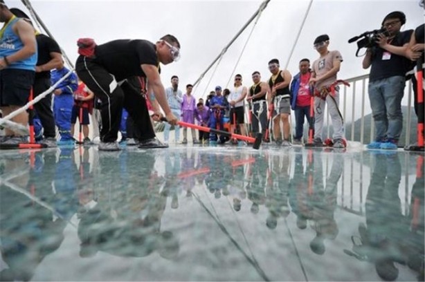 Foto - Cam köprüye tuhaf dayanıklılık testi