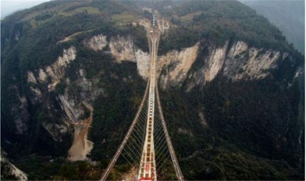 Foto - Cam köprüye tuhaf dayanıklılık testi