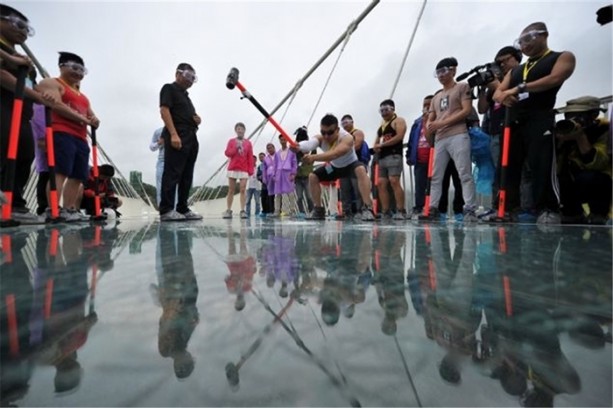 Foto - Cam köprüye tuhaf dayanıklılık testi