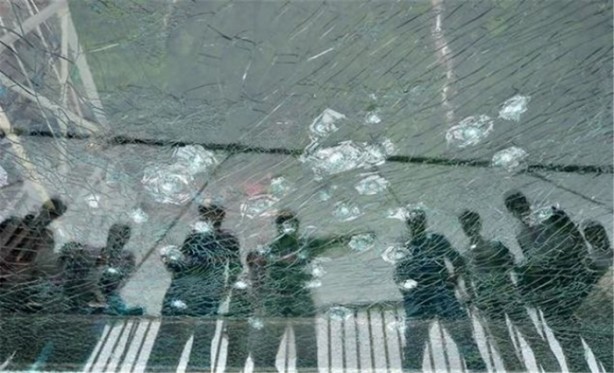 Foto - Cam köprüye tuhaf dayanıklılık testi