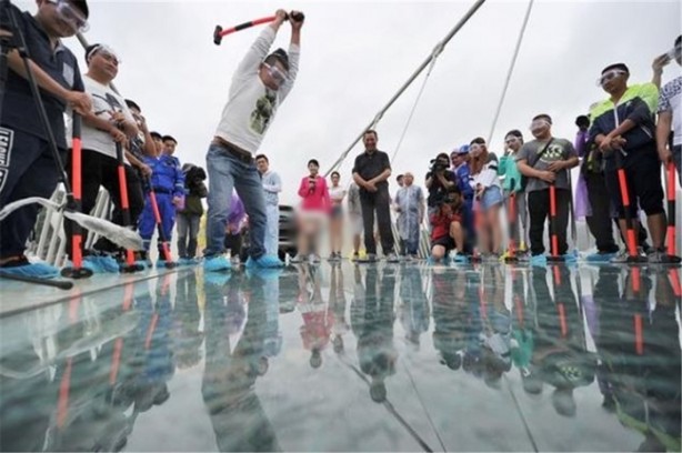 Foto - Cam köprüye tuhaf dayanıklılık testi