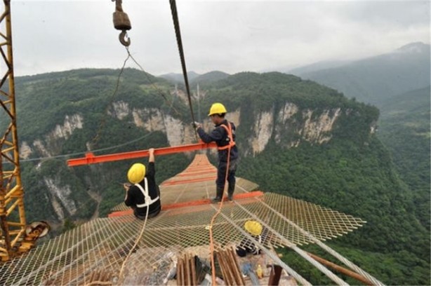 Foto - Cam köprüye tuhaf dayanıklılık testi