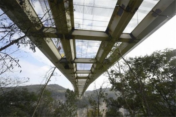 Foto - Cam köprüye tuhaf dayanıklılık testi