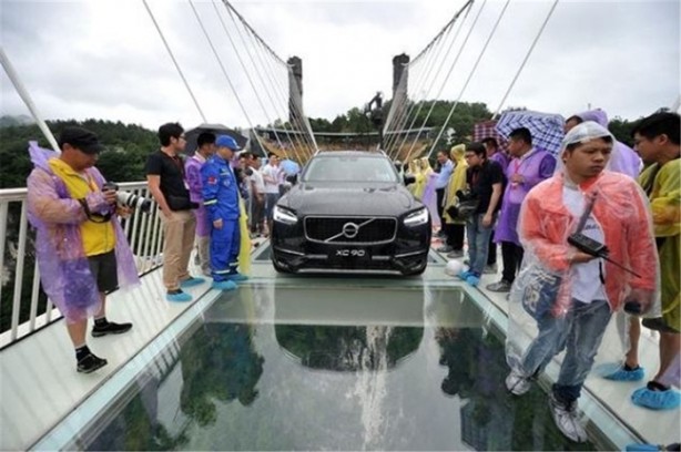 Foto - Cam köprüye tuhaf dayanıklılık testi