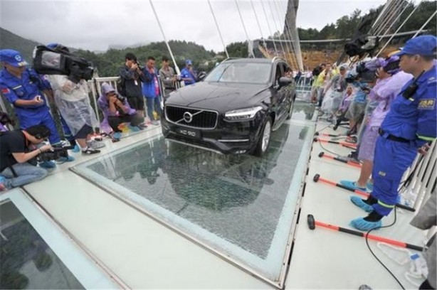 Foto - Cam köprüye tuhaf dayanıklılık testi