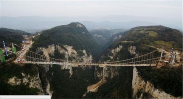 Foto - Cam köprüye tuhaf dayanıklılık testi