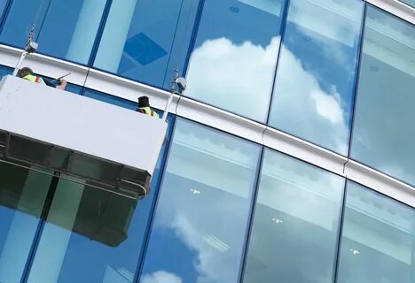 Foto - Cam temizlerken birçok kişi bilmiyor. İşte camları lekesiz temizlemenin püf noktası