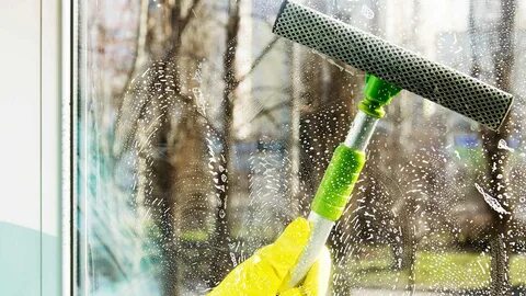 Foto - Cam temizlerken birçok kişi bilmiyor. İşte camları lekesiz temizlemenin püf noktası